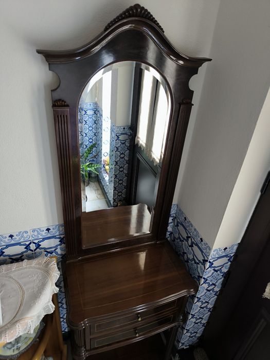 Móvel aparador com espelho