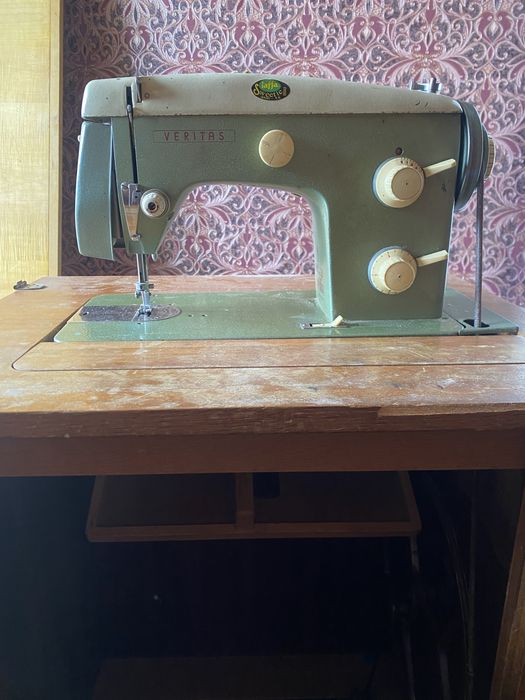 Продам швейну машинку