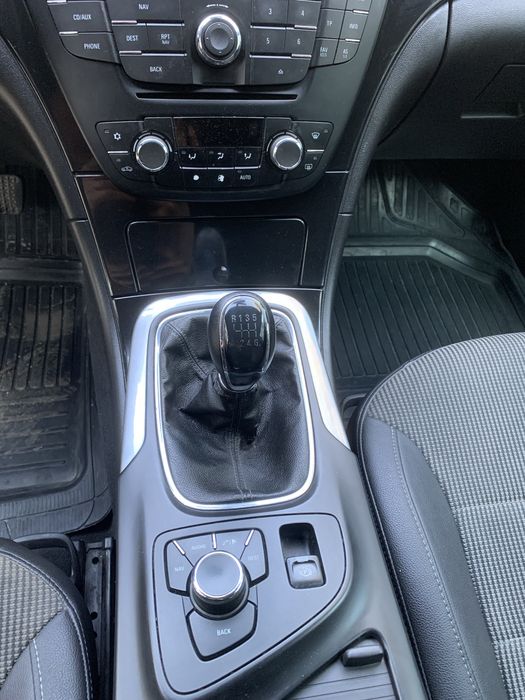 Опель інсігнія 2010 рік