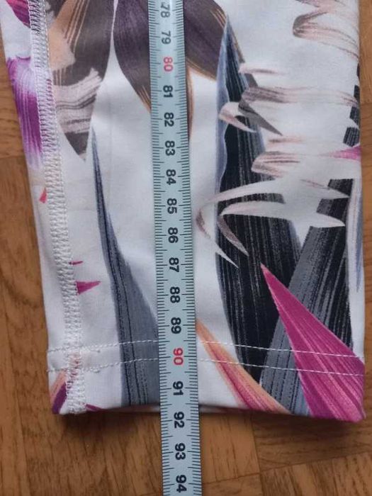 Kolorowe leginsy na siłownię