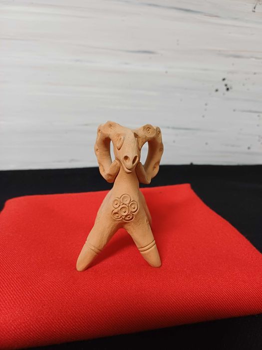 Estatueta de um carneiro em barro cozido