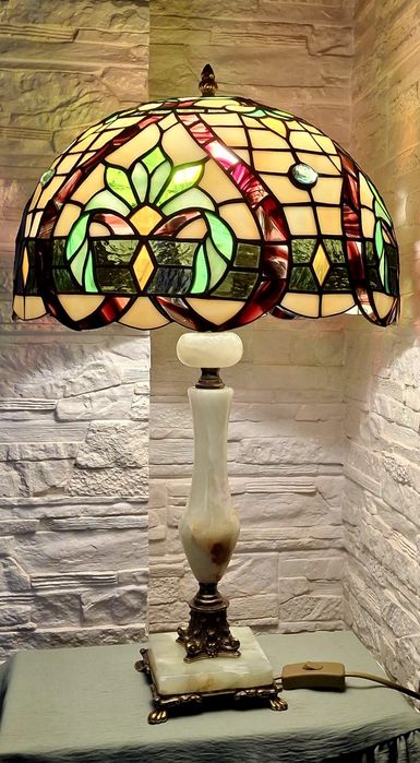 Настольная витражная лампа в стиле Тиффани.