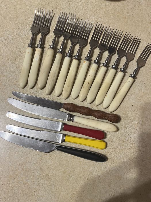 Столові прибори різноманітні