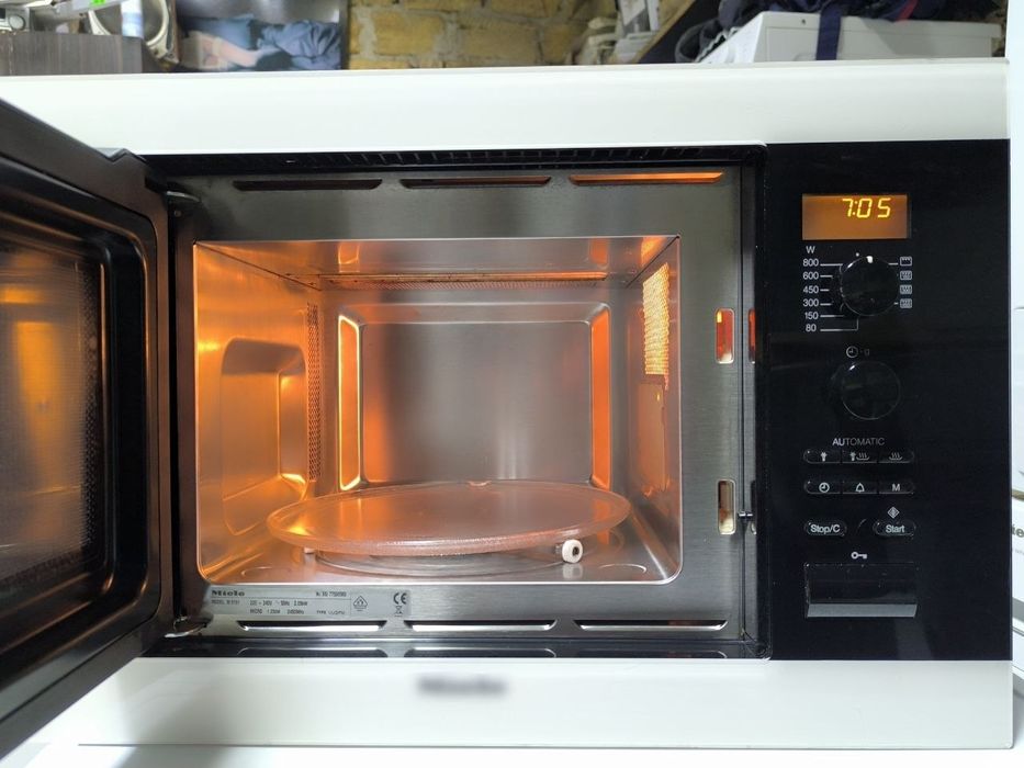 Мікрохвильова піч  M 8161