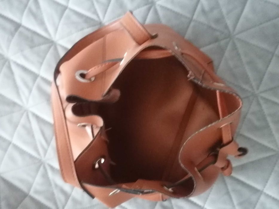 Malas em couro e malha