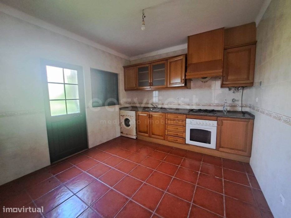 Moradia T4 em São Luís, com áreas amplas e excelente potencial para...