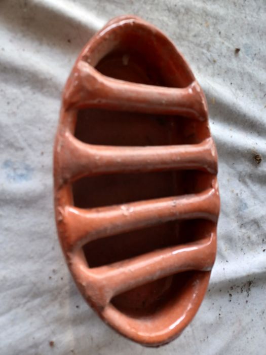Assador de barro com suporte