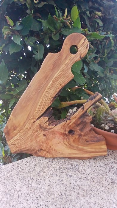 Tabua rustica em oliveira com características naturais