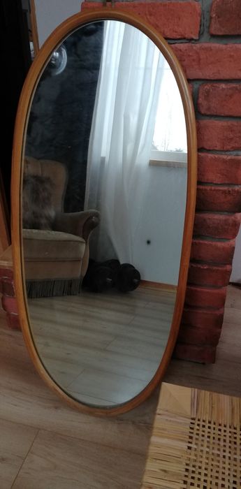 Lustro w drewnianej ramie owal