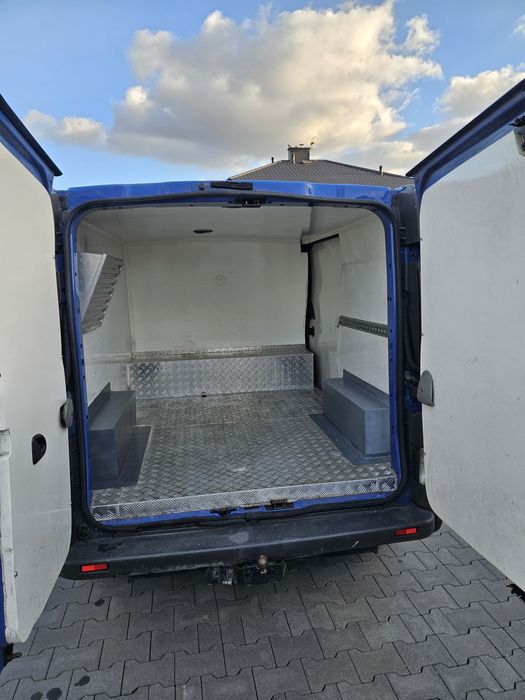 Renault trafic 2.5 DCI  chłodnia BEZWYPADKOWY