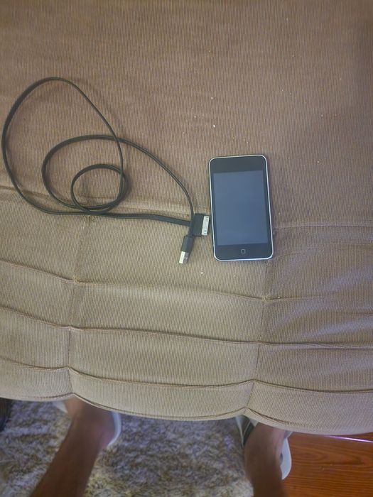 iPod Touch 2ª Gen 32GB (A1288) + Cabo – Para Utilizar/Peças / Reparar