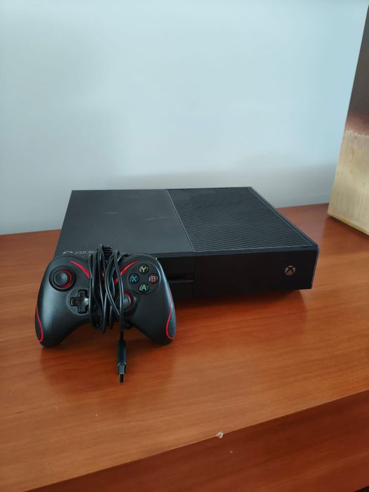 Xbox One com comando e Assassin's Creed Unity