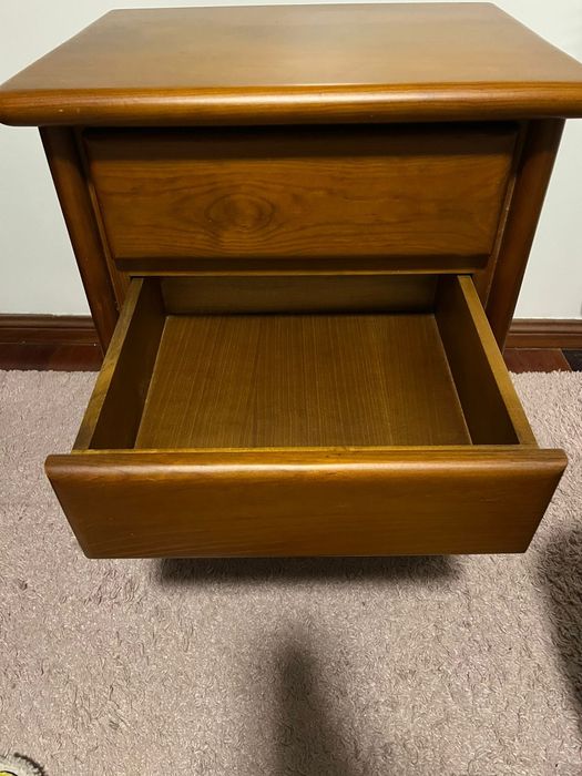 Cama individual madeira e mesa cabeceira