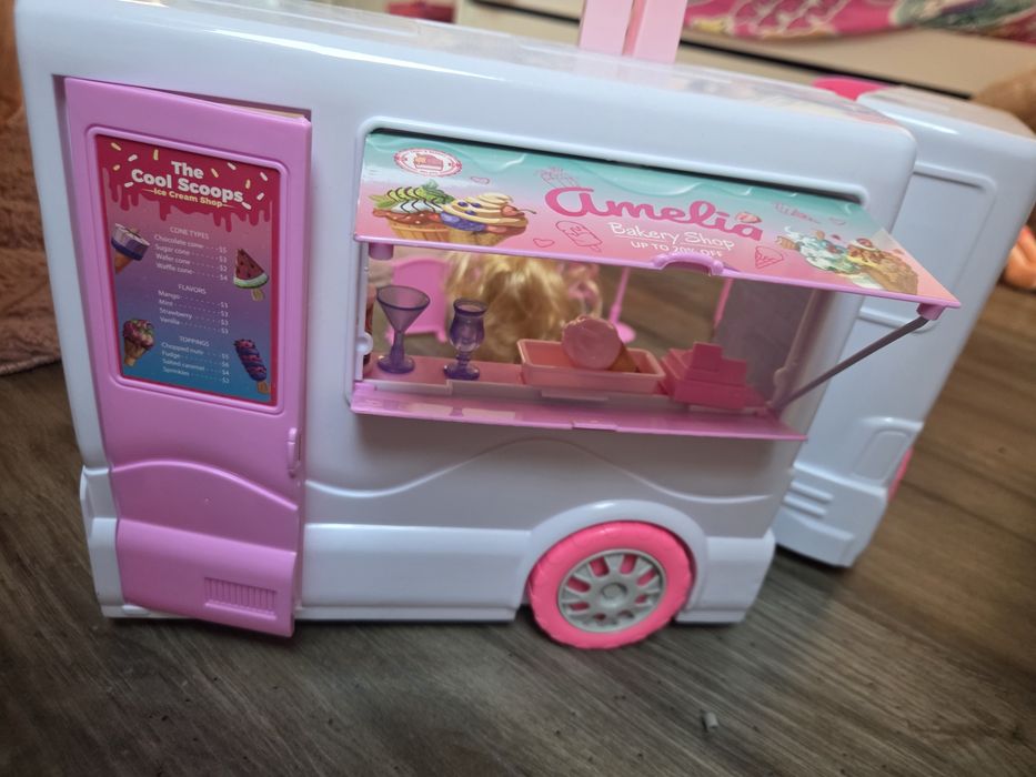 Autko kawiarnia i mini lalka