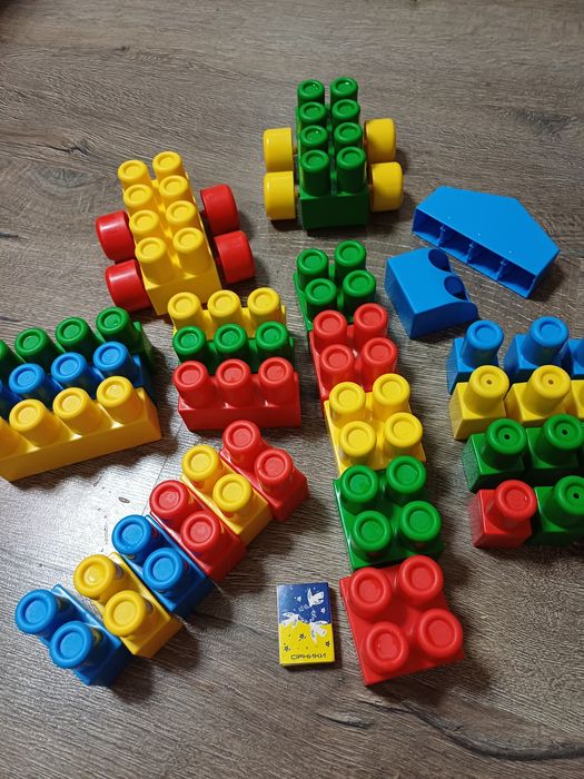 Конструктор з крупними деталями.