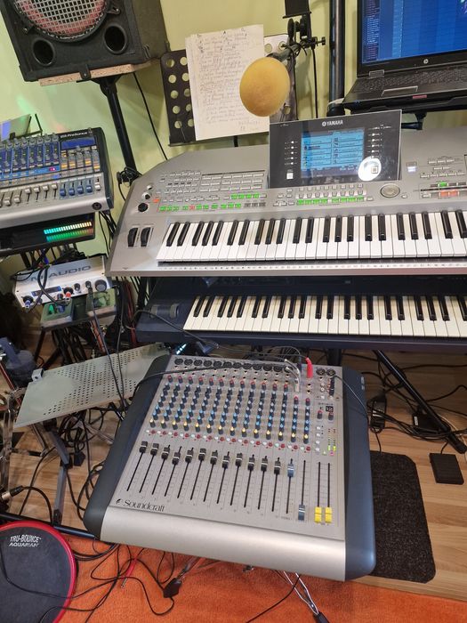 Синтезатор "Yamaha Tyros-2"