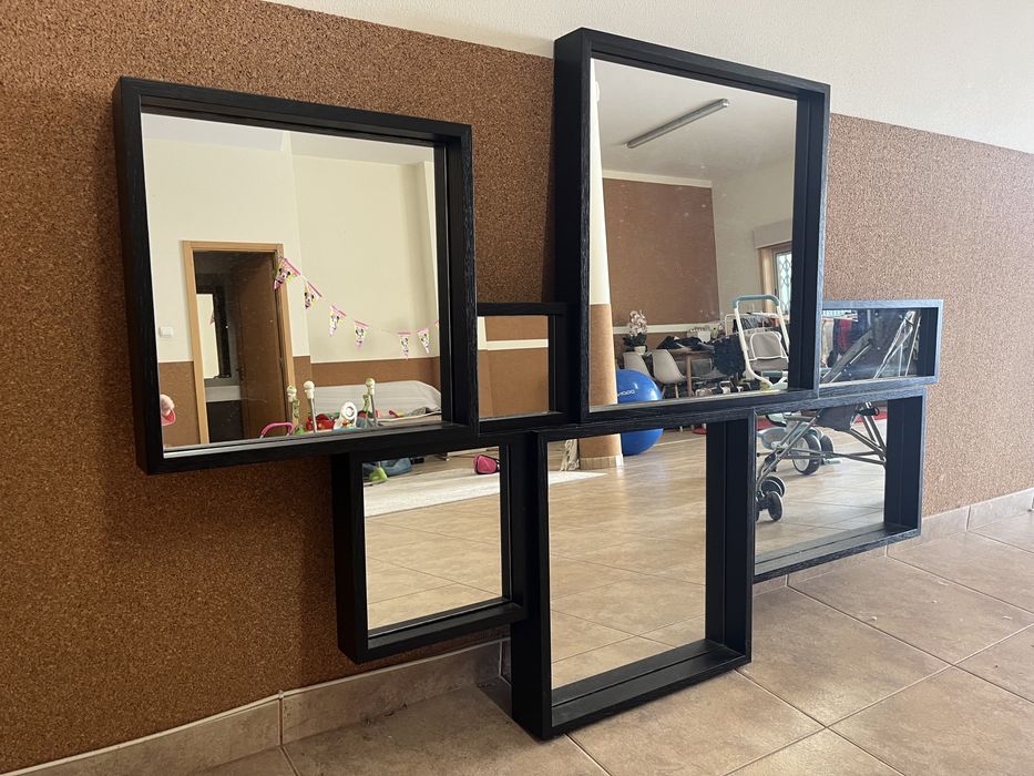 Espelho preto em moldura