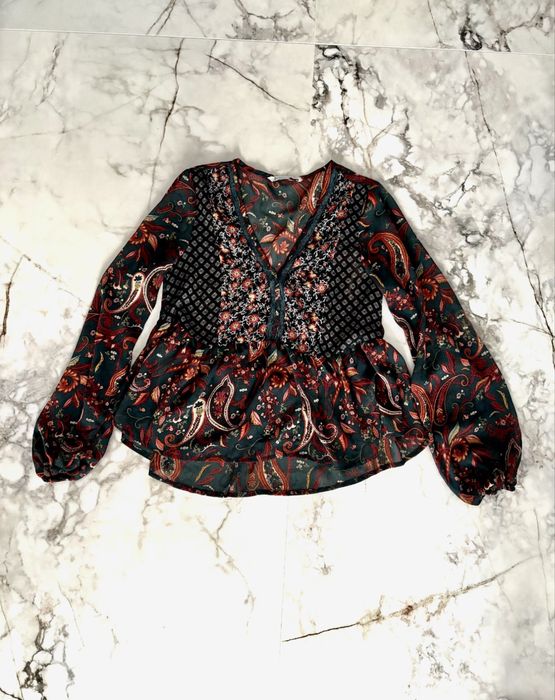 Przewiewna bluzka Stradivarius rozmiar S z baskinką