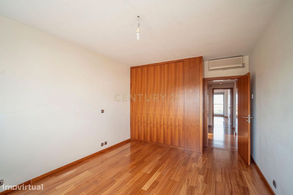 T5+1 Duplex em Linda-a-Velha com 291 m² úteis, 5 estacionamentos e vis