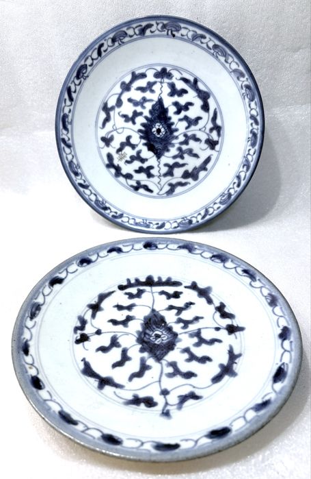 Antigos pratos chineses em porcelana azul e branca do Sec. XVIII