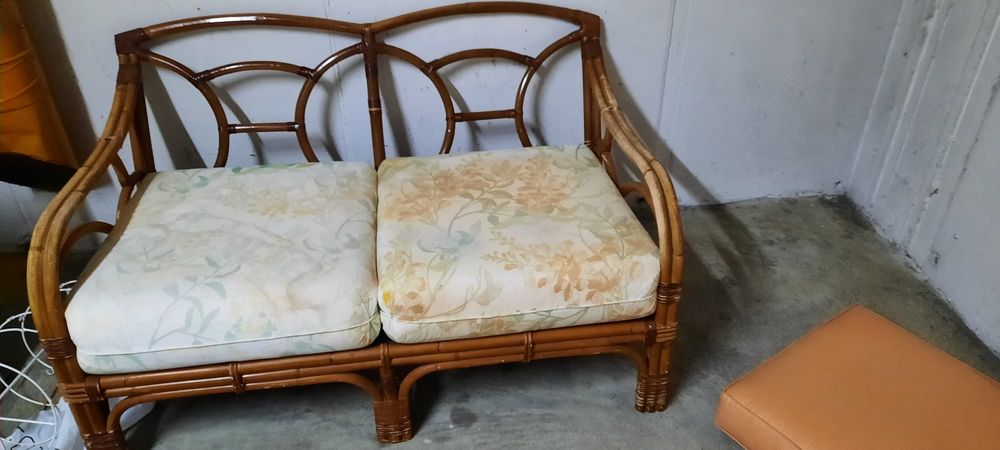 Sofá feito em bambu. Com mesa.