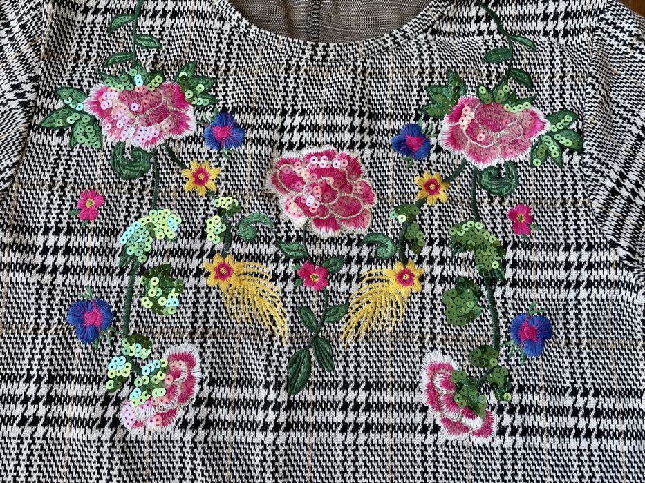 Vestido preto e branco com bordado floral (Zara, tamanho M)