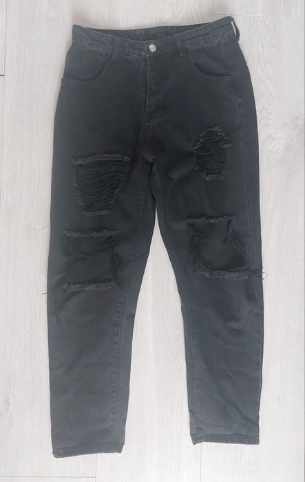 Czarne jeansy z dziurami