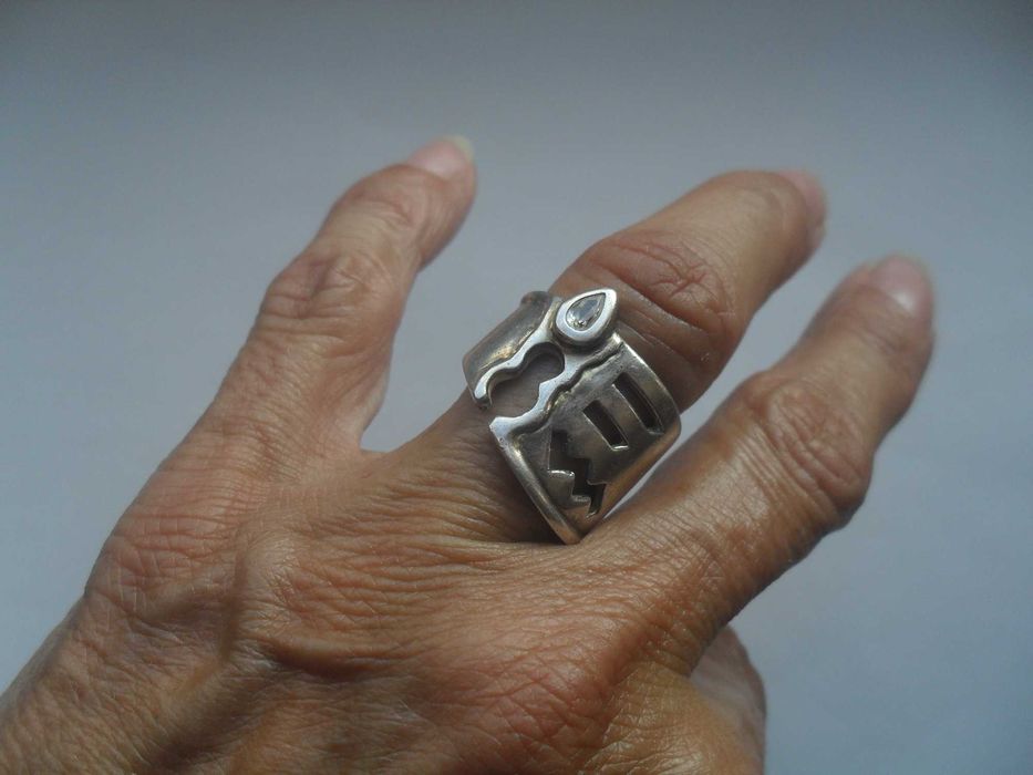 Srebrny duży pierścionek - abstrakcja z kryształem - cena ost