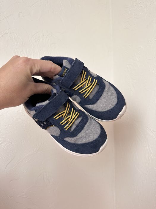 Кросівки на хлопчика! Стан нових.