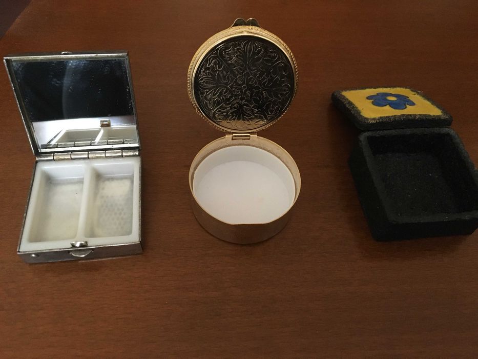 3 Caixinhas (2 para comprimidos, uma delas com espelho)