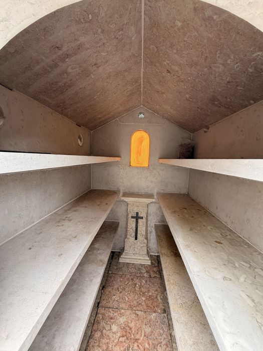Jazigo Cemitério Alto de São João, 16 lugares