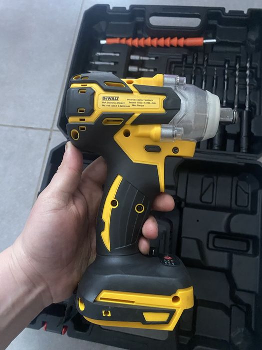 Потужний гайковерт акамуляторний безщітковий DWT 301 54v 8 Ah