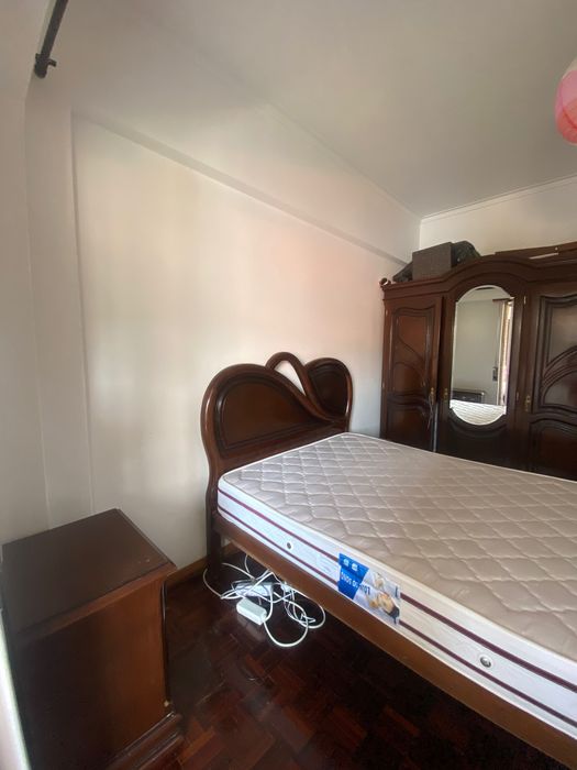 Cama e guarda roupa de madeira