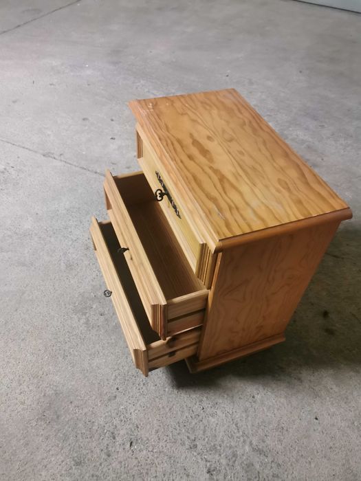 Mesa de Cabeceira em Madeira (3 Gavetas) - Estilo Rústico