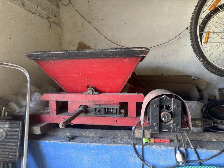 Esmagador de uva com motor