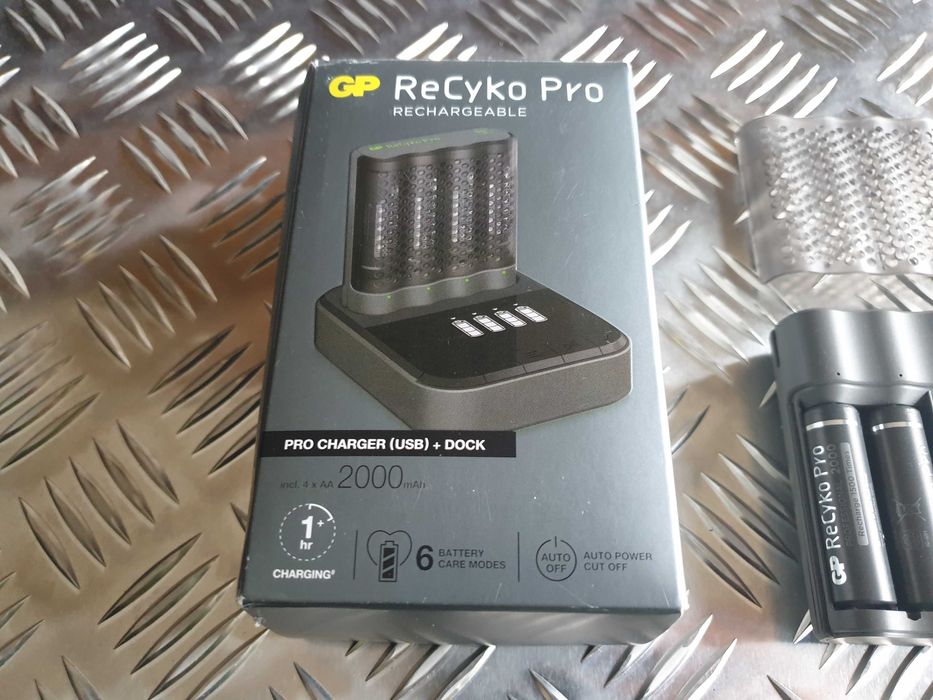 Зарядний пристрій GP ReCyko Pro P461 + D461 з 4 AA акумуляторами