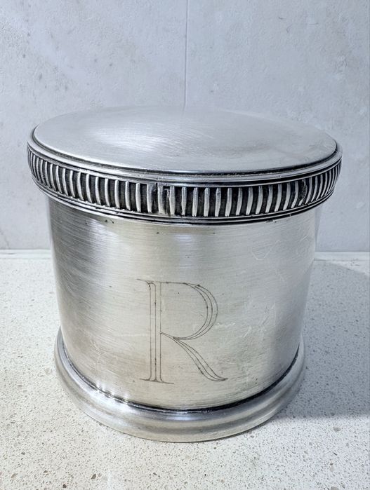 Antiga pesada caixa de tabaco com monograma “R” com banho em prata