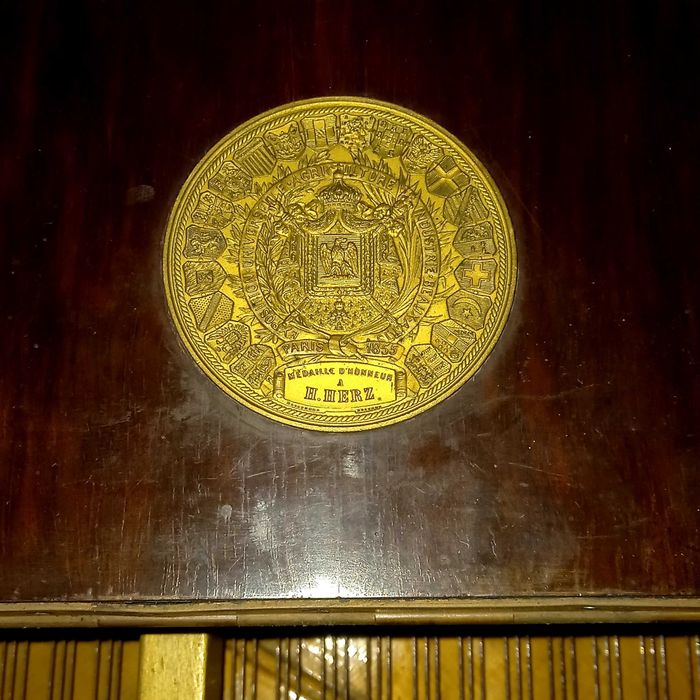 Piano em Pau Santo Medalhado