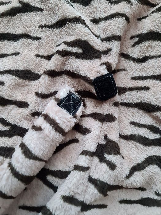 Zapinany pajacyk polarowy H&M tygrysek z ogonem rozm 68 cm