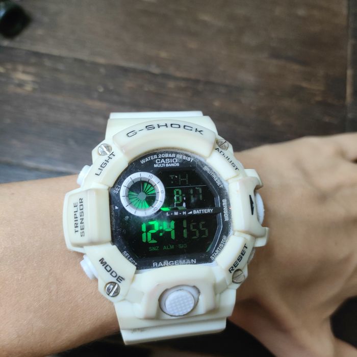 Часы Casio белого цвета