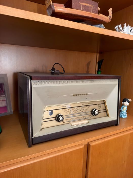 Rádio Philips vintage com gira-discos integrado