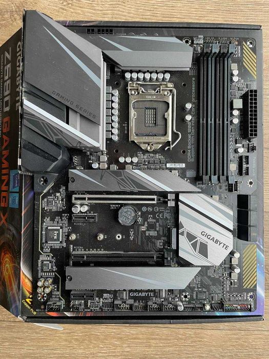 Материнська плата Gigabyte z590 gaming x
