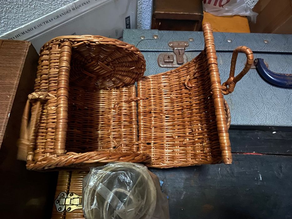 Malas e malões vintage e cestos em vime