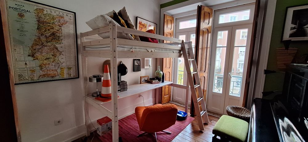 Cama solteiro alta com colchão Emma (como novo)