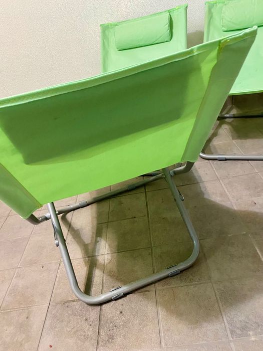 Três cadeiras de praia