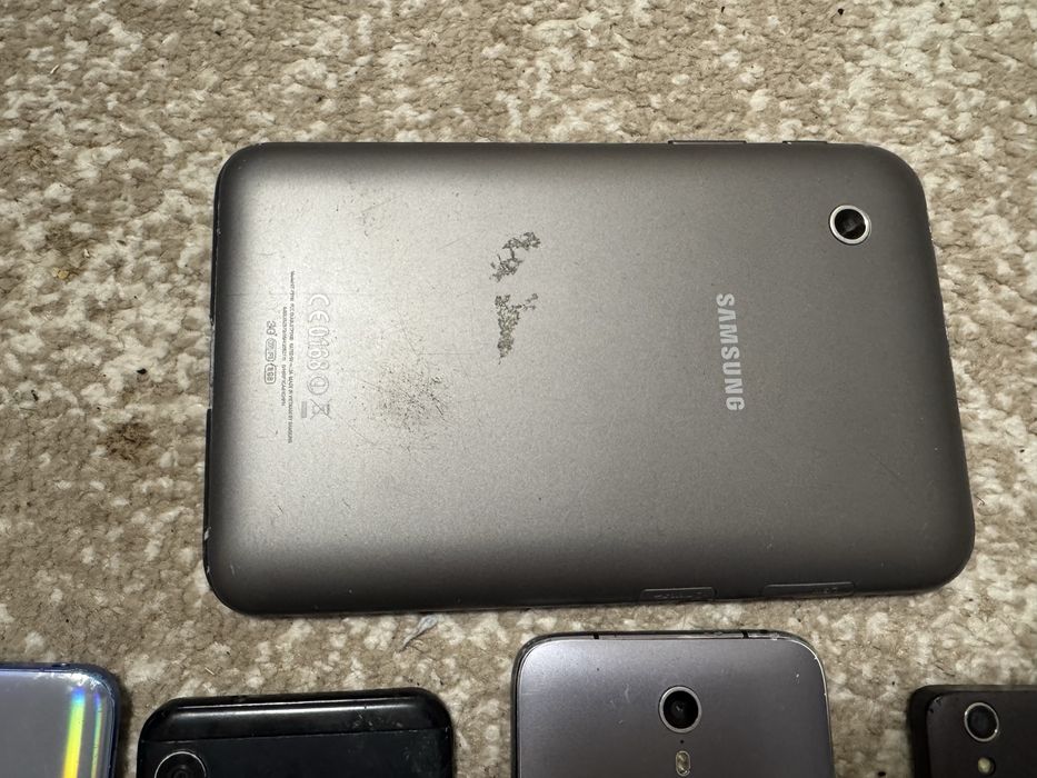 Старые мобильные телефоны и планшет