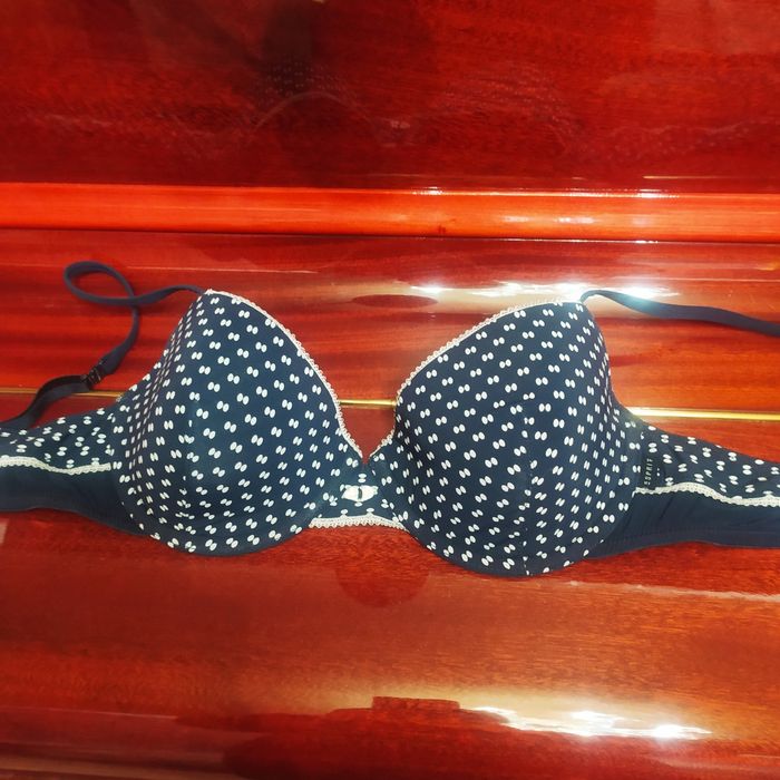 Бюстгалтеры разные, без косточек, застёжка спереди..