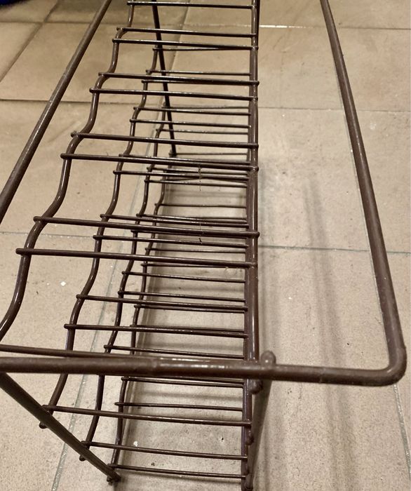 Garrafeira em metal preto