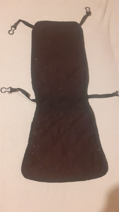 Czarna mata antypotowa do samochodu auta AeroSleep