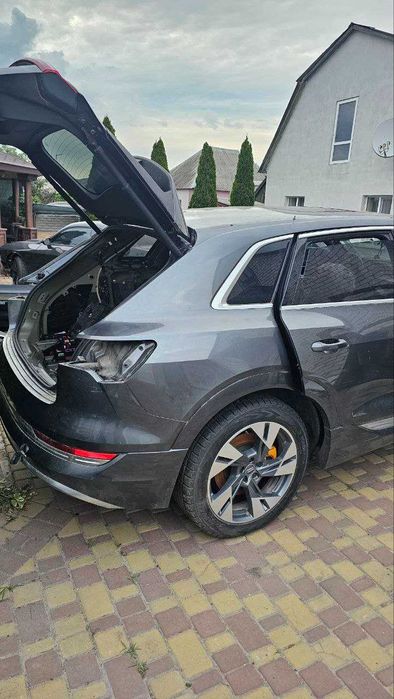 Четверть задня Audi e-tron, двері, бампер, ляда, задня частина